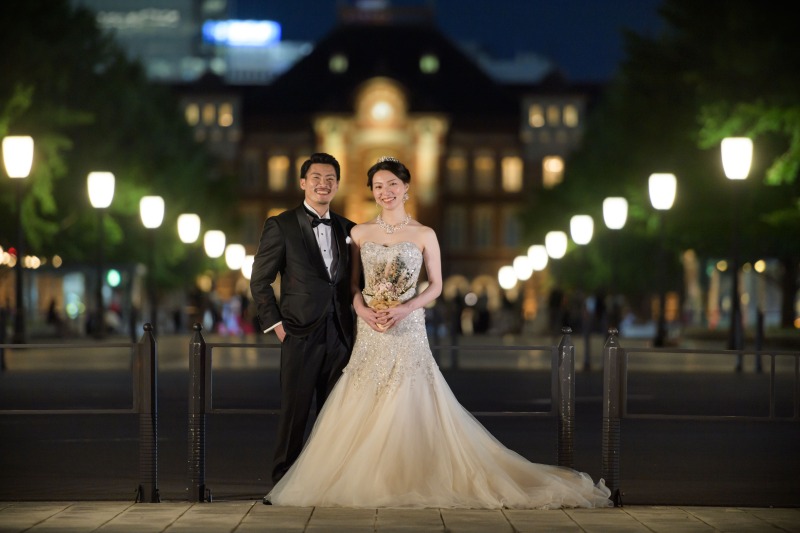 夜景に映える純白のドレス