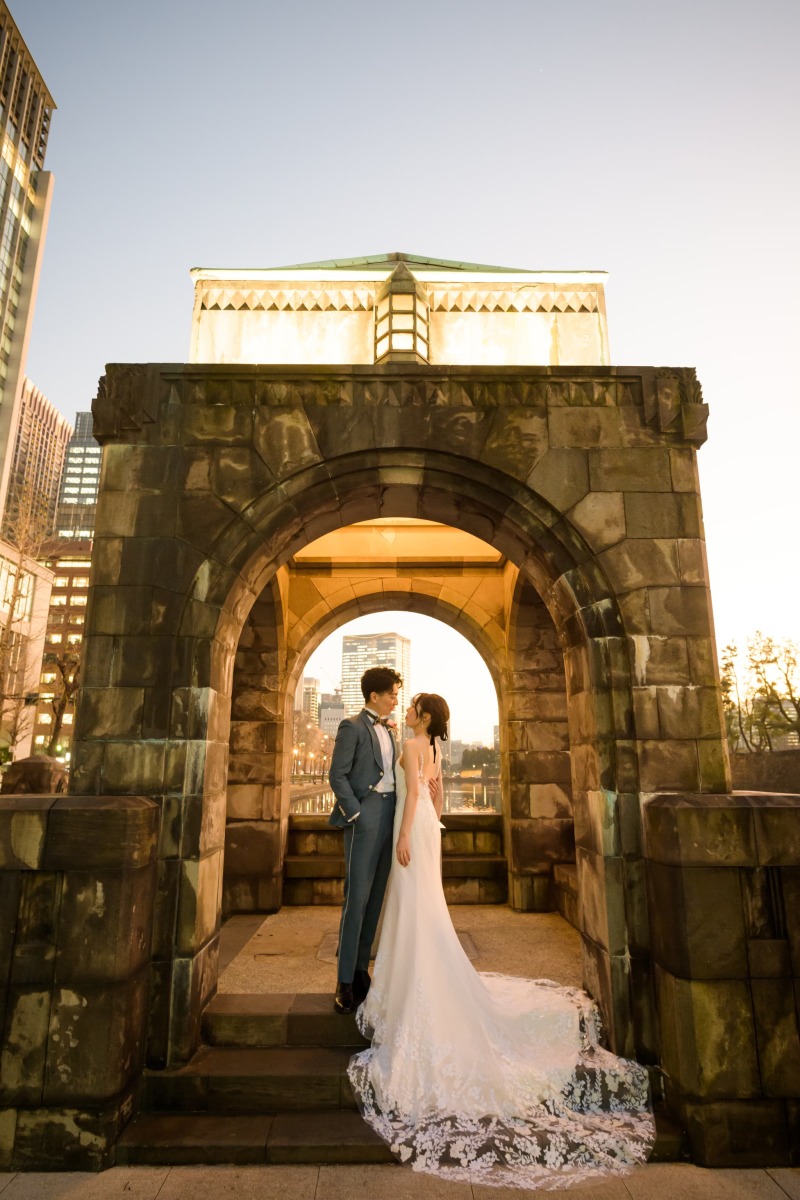 幻想的な空間で見つめ合うふたり