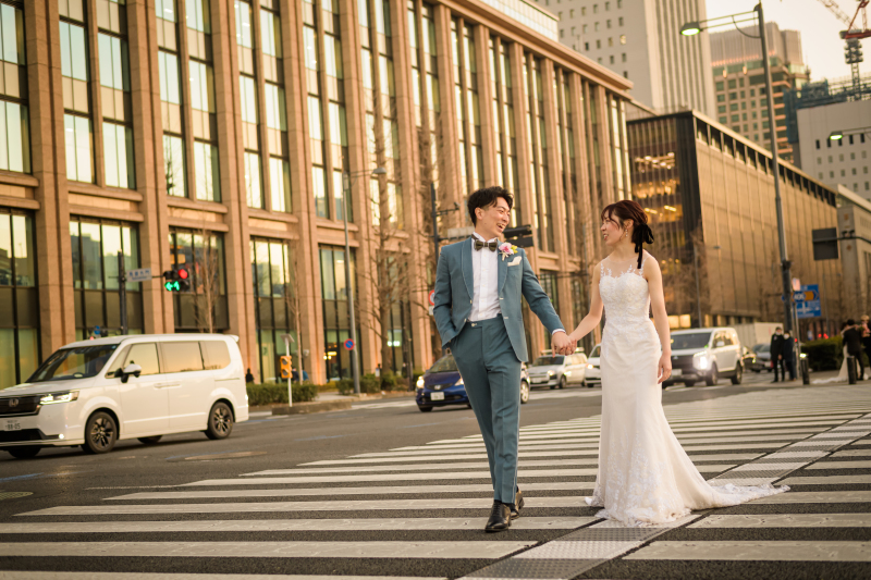 夕焼けの街角で寄り添い歩む