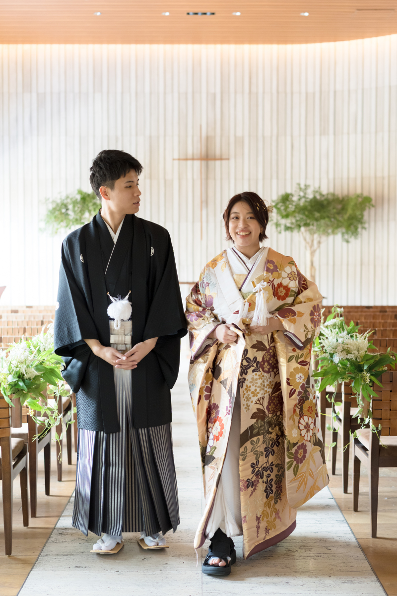伝統を纏い神聖な静寂を歩む