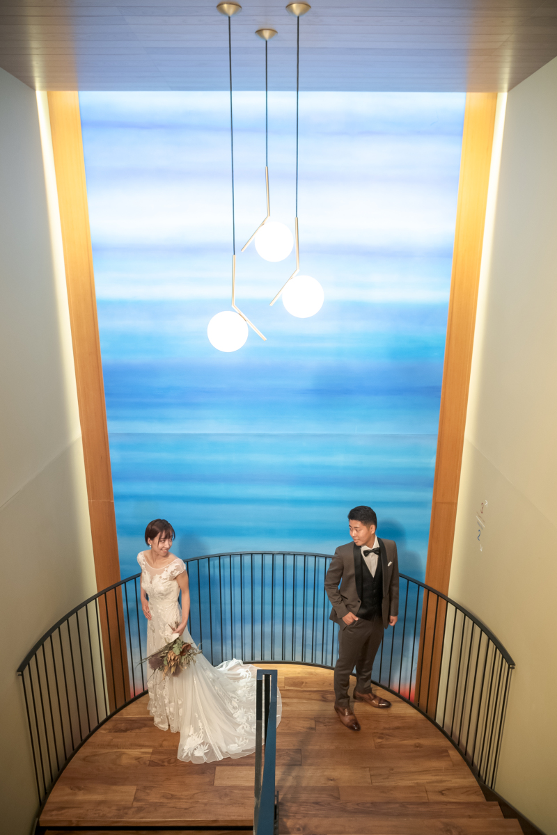 吹き抜けを背景に