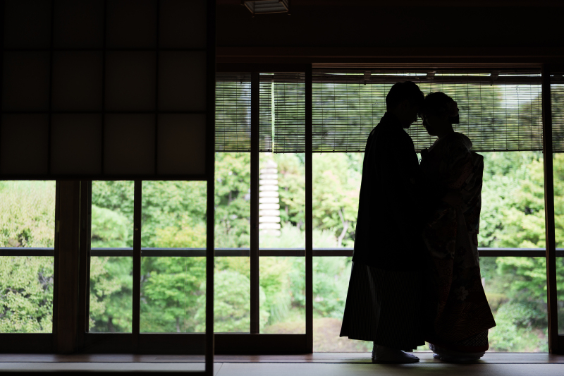 廊下に浮かぶ美しいシルエット