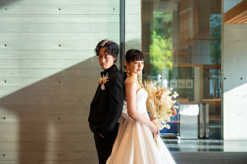 陽差しの差し込むメインエントランスで