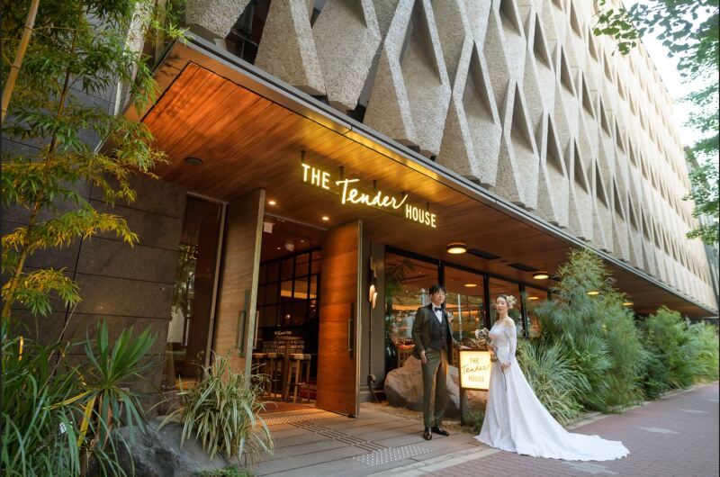 THE Tender HOUSEのエントランスで