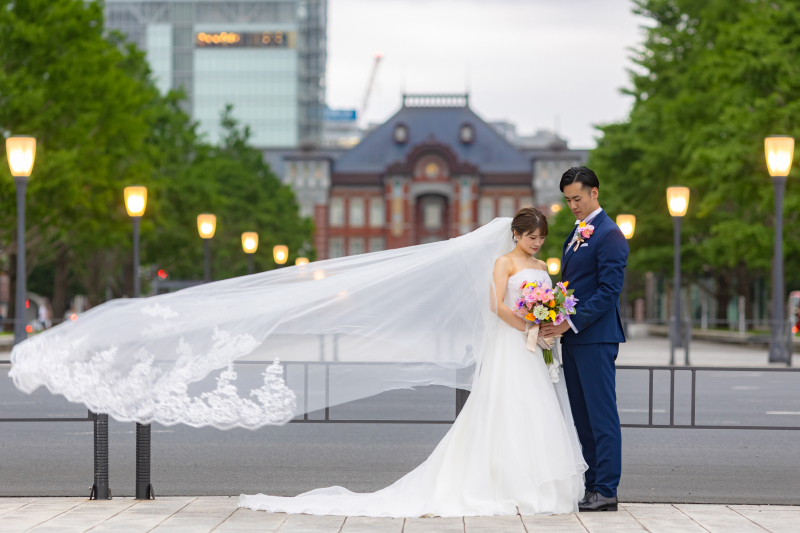 東京駅を背景に