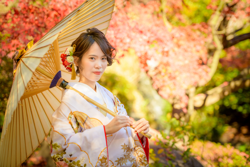 真っ赤に染まる紅葉を背景に。