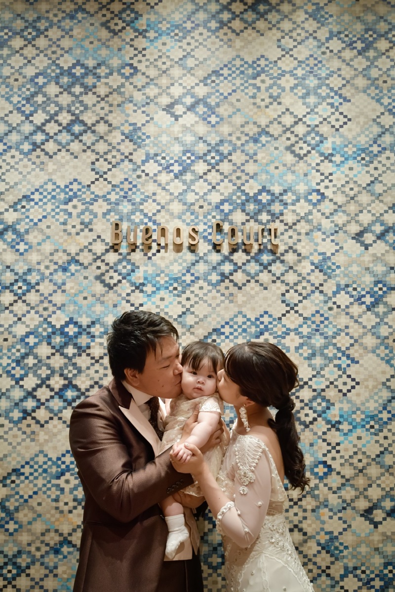 両サイドからほっぺにキスショット♡