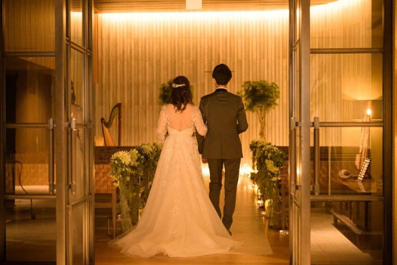 灯りが導く立ち姿