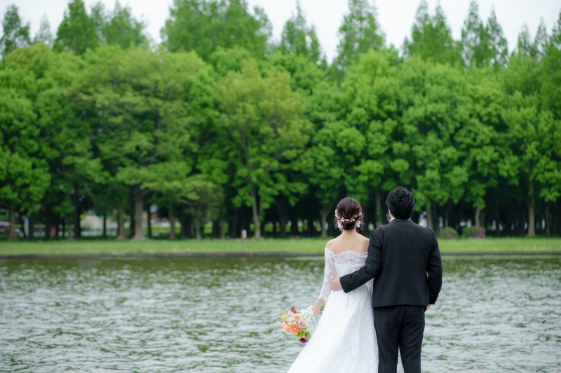 手にしたブーケの彩りがアクセントに