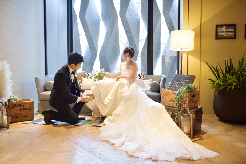 陽光差し込むホワイエ