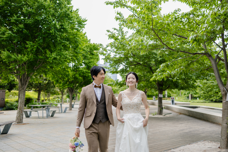 緑の並木道を彩るふたりの会話