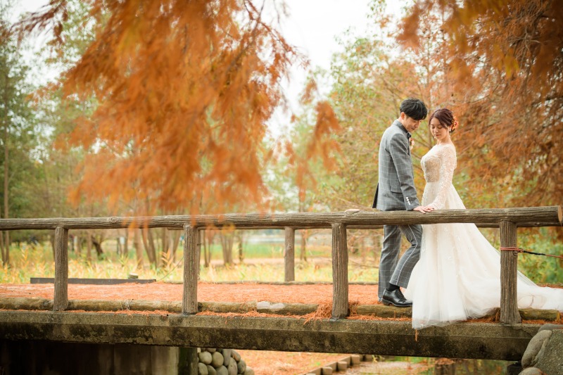 風に揺れるドレスが描く線