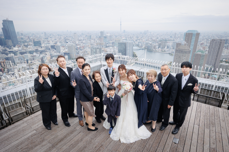 テラスで交わす柔らかな笑顔