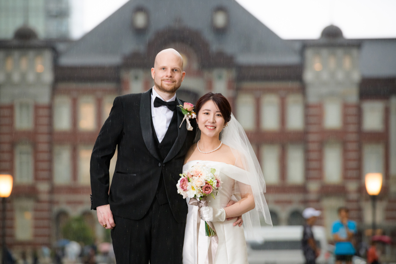 東京駅を背景に