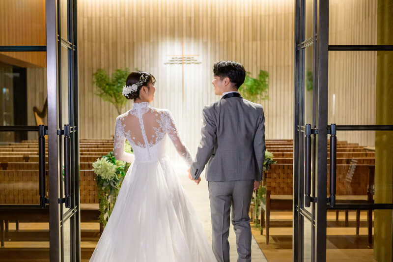 光のチャペルで交わす視線