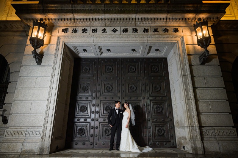 とある建物の門にて