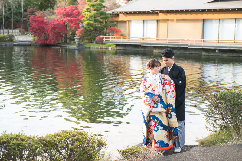 池前の反射光が描くやわらかな表情