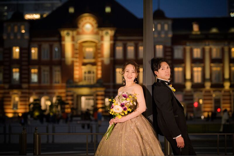 東京駅を背景に