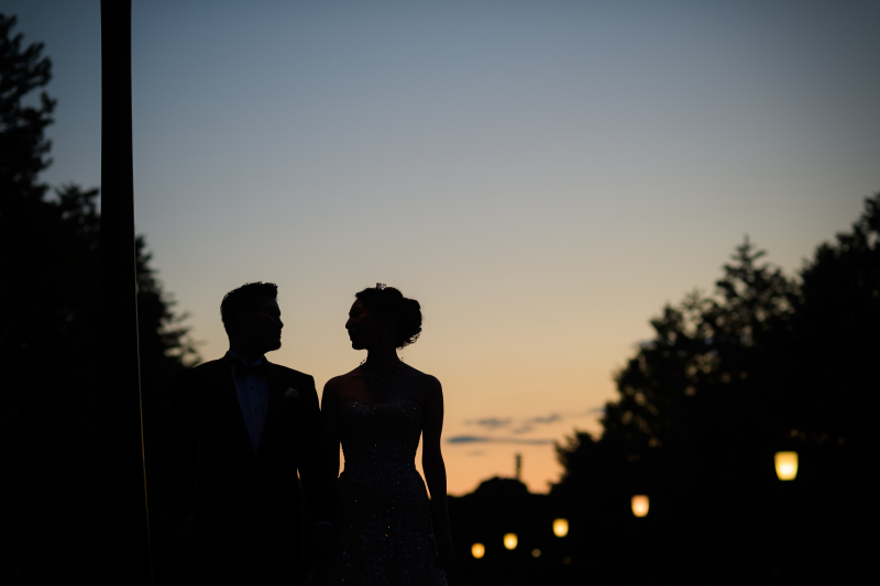 夕暮れの空が描くロマンチックな瞬間