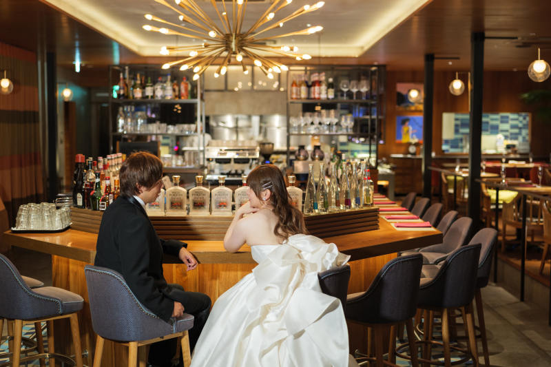 カウンターでのモダンなカット