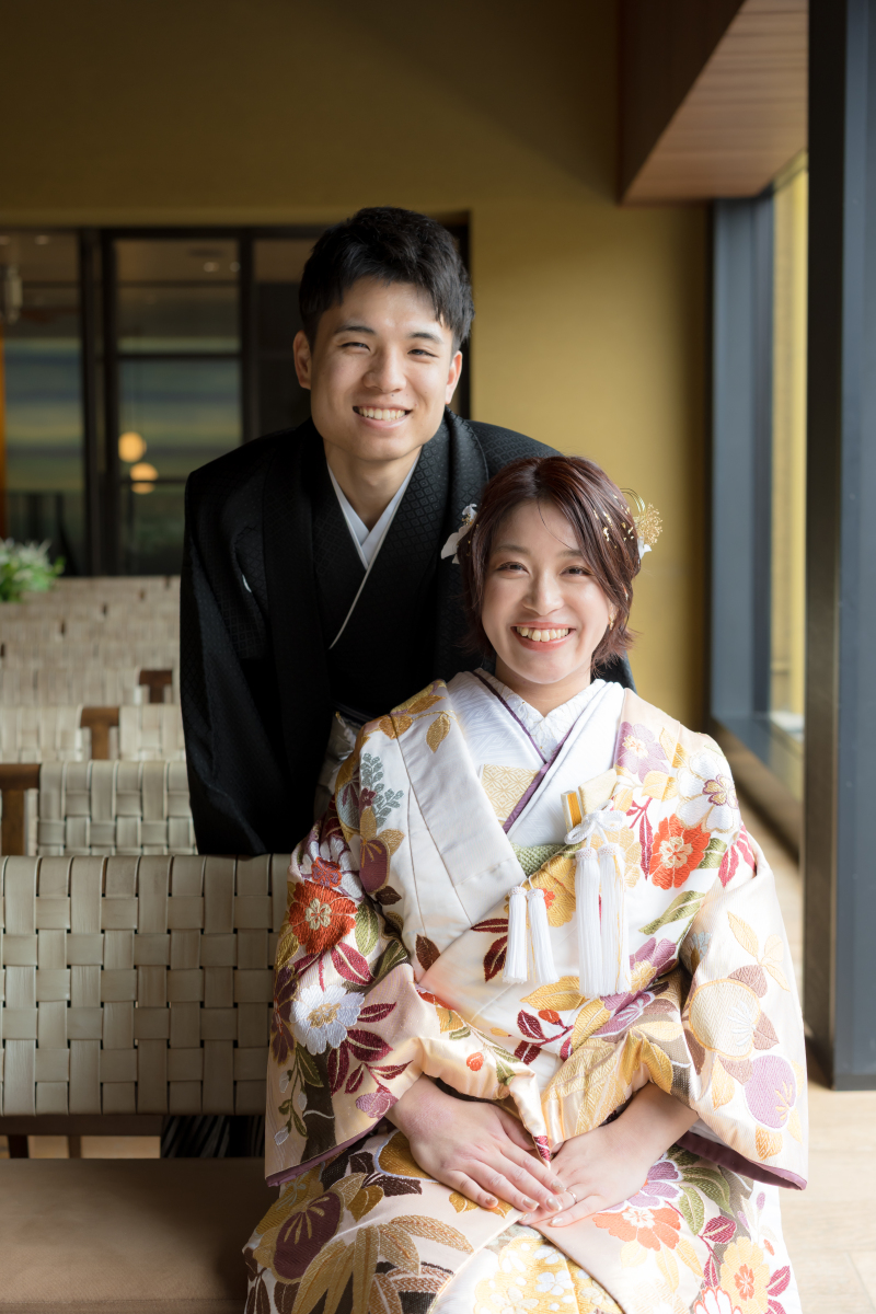 寄り添う二人の晴れやかな肖像