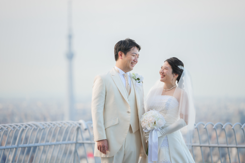 都会を望むテラスでの一枚