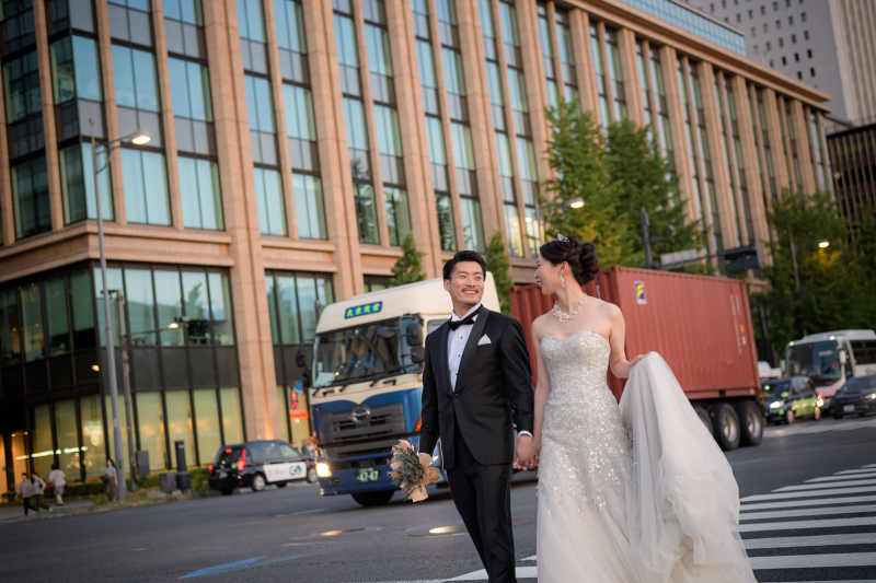 並んで歩く姿に映る信頼