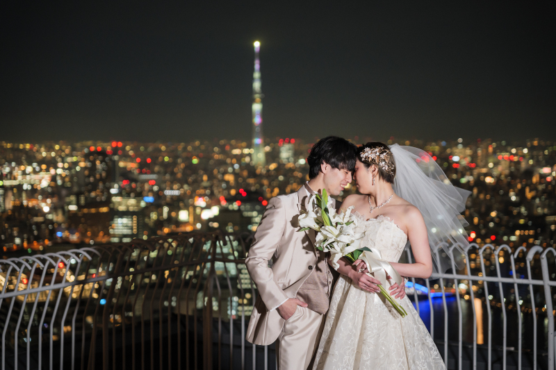東京の夜景をバックに