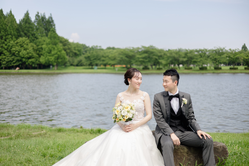 水辺に佇む新郎新婦