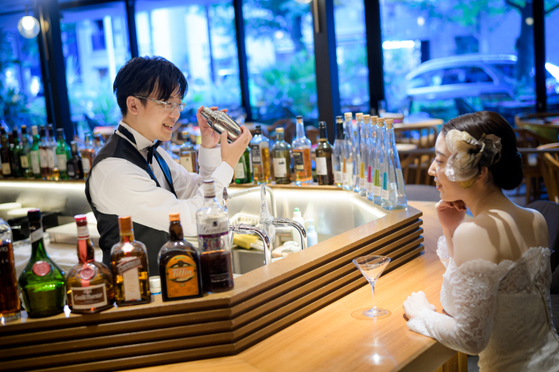 新郎様がバーカウンターに！