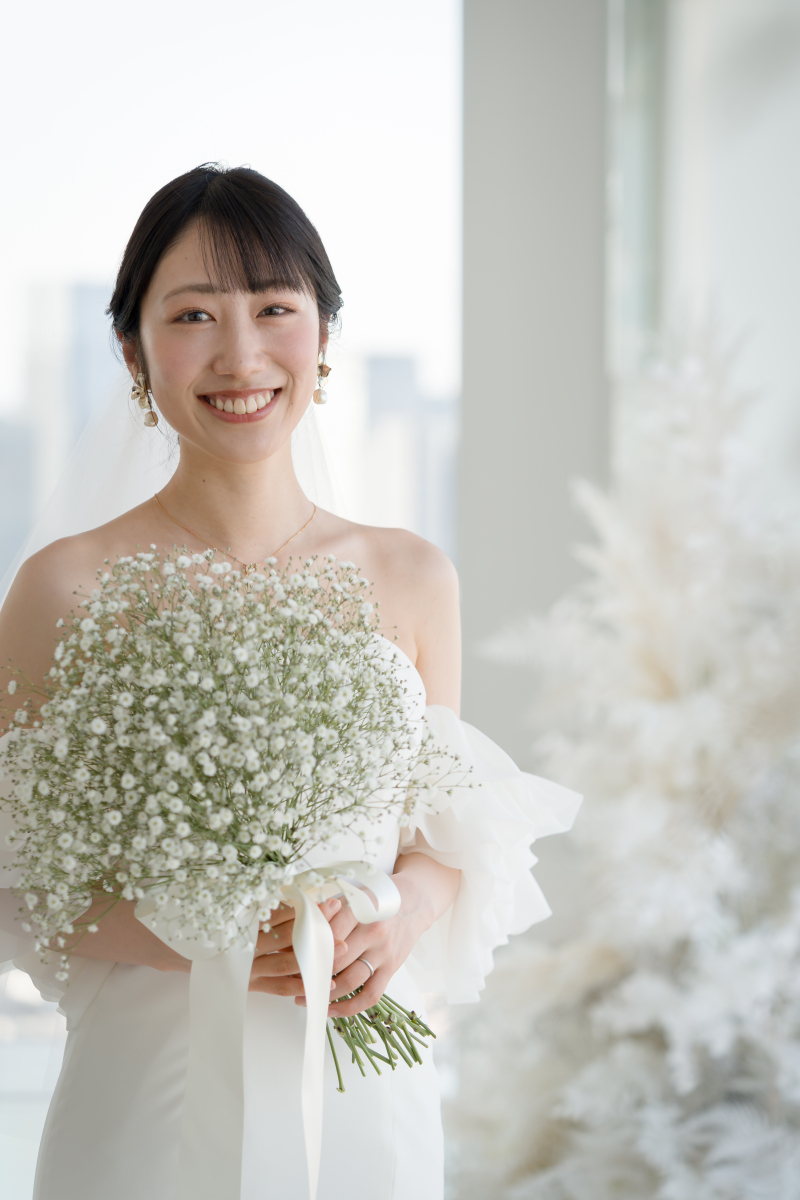可憐な白い小花と柔らかな微笑み