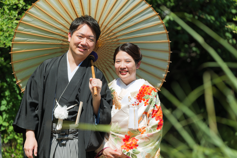 光と緑に映える和装姿