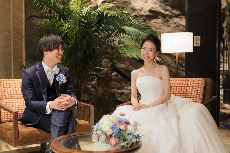 チェアで交わす穏やかな笑顔