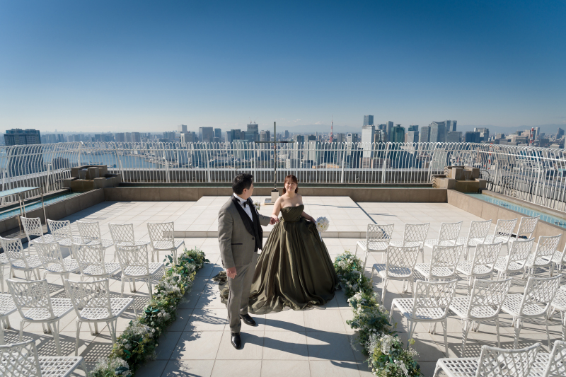 空を背に立つ姿