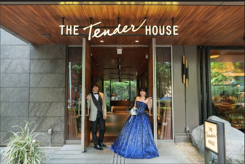 THE Tender HOUSEのエントランスで