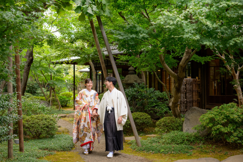 緑に映える白の装い