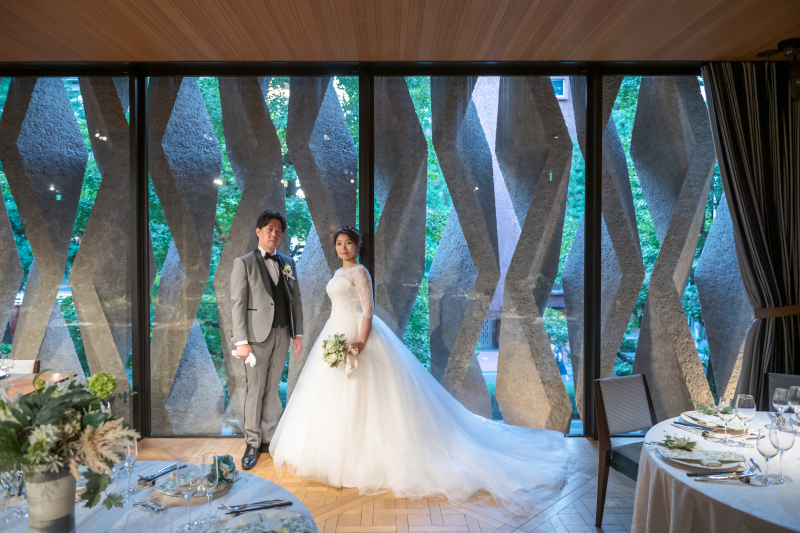 優しい光が差す披露宴会場