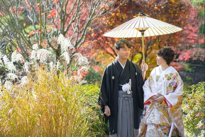 秋に色づく自然の中で。