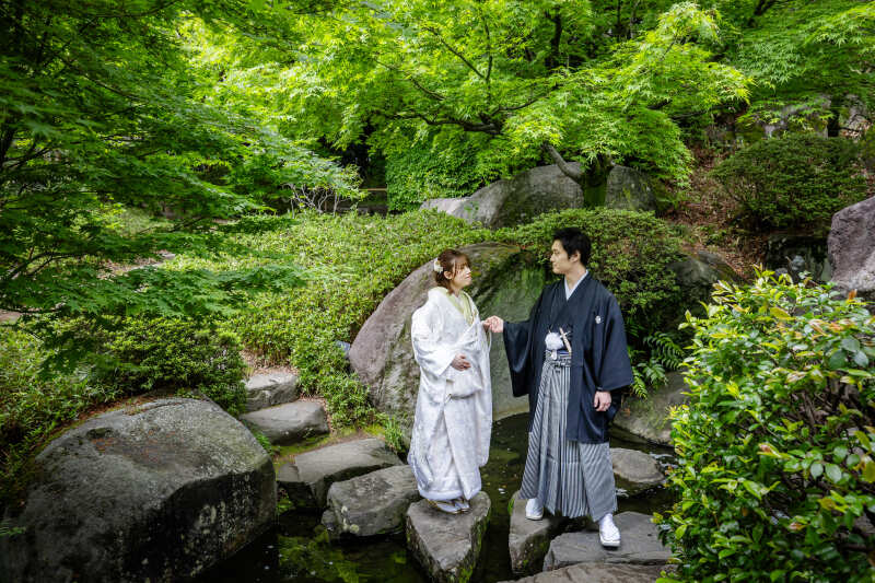 さりげない手のつなぎが生む親密感