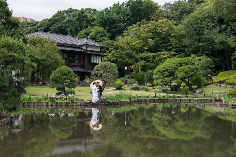 池のほとりで見つめ合う二人