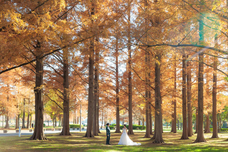 自然に囲まれた穏やかな笑顔