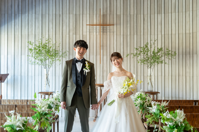 しっかりと手を繋ぐふたりの距離感