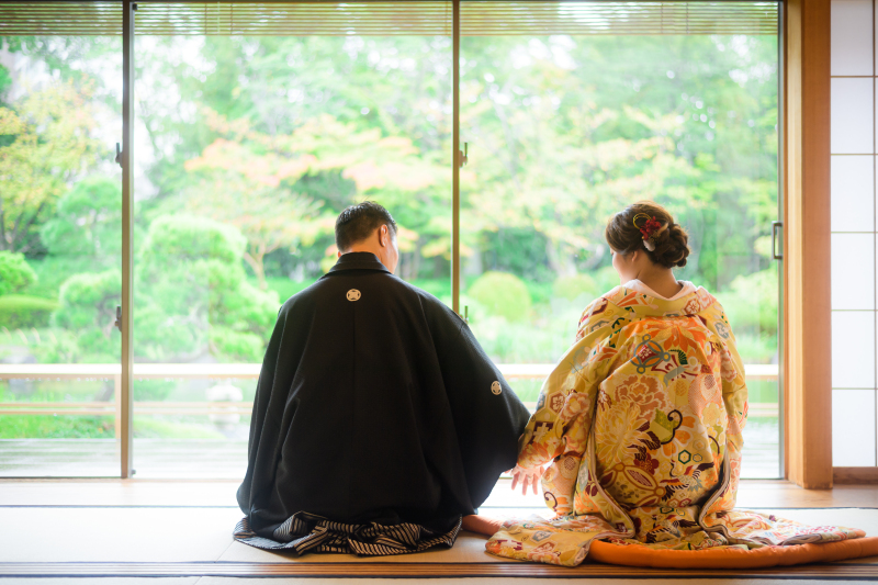 手を取り合って