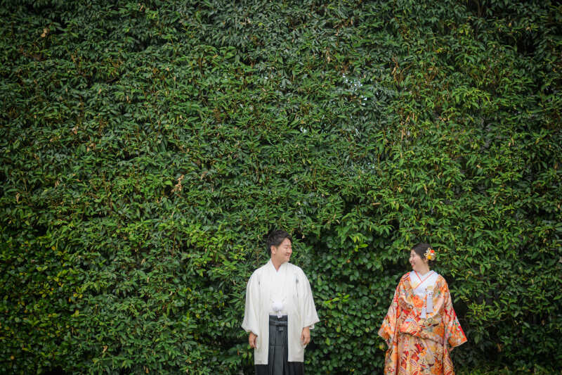 緑に溶け込む凛とした佇まい