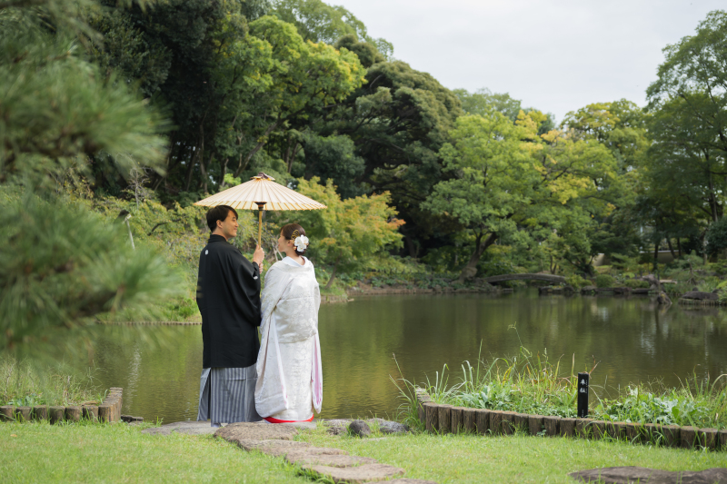 池のほとりで笑顔いっぱいのひととき