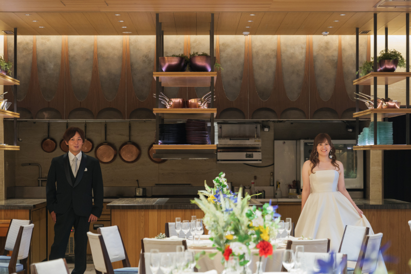 披露宴会場で描く上品な立ち姿