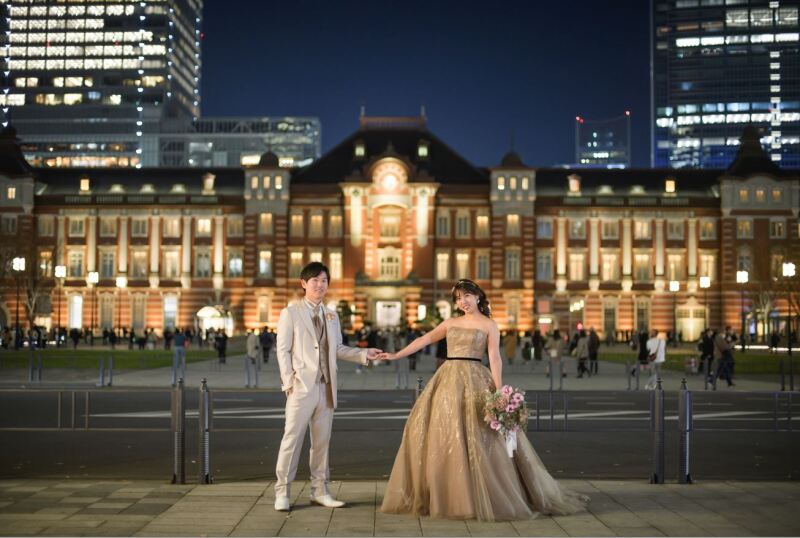 東京駅をバックに