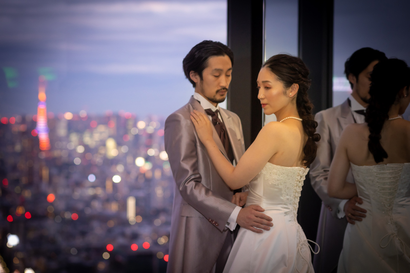 東京タワーを背景に