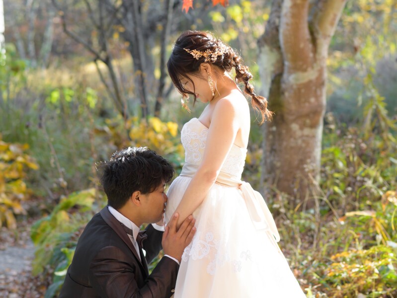 パパの気持ちが伝わる、お腹へのキスショット。