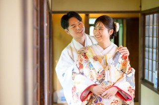 日本の伝統美を取り入れた、豪華な柄が魅力的な和装